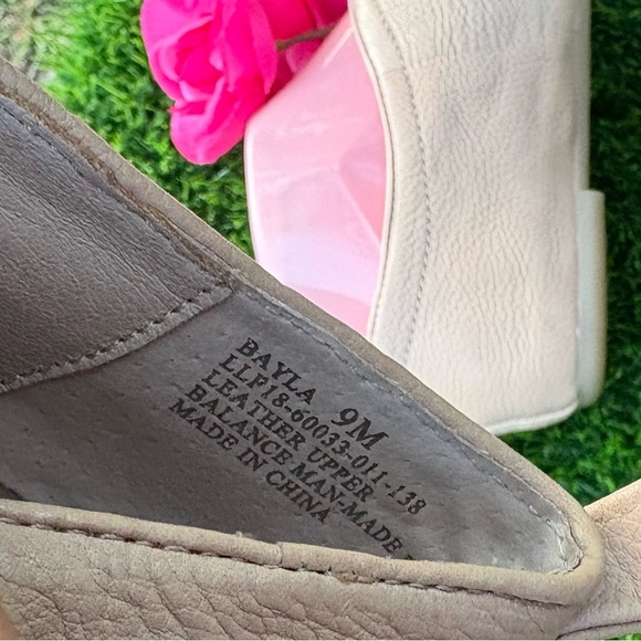 LUCCA LANE BAYLA LIGHT TAN GENUINE SOFT LEATHER FLATS HEEL TAB GUC 9M - Picture 2 of 12